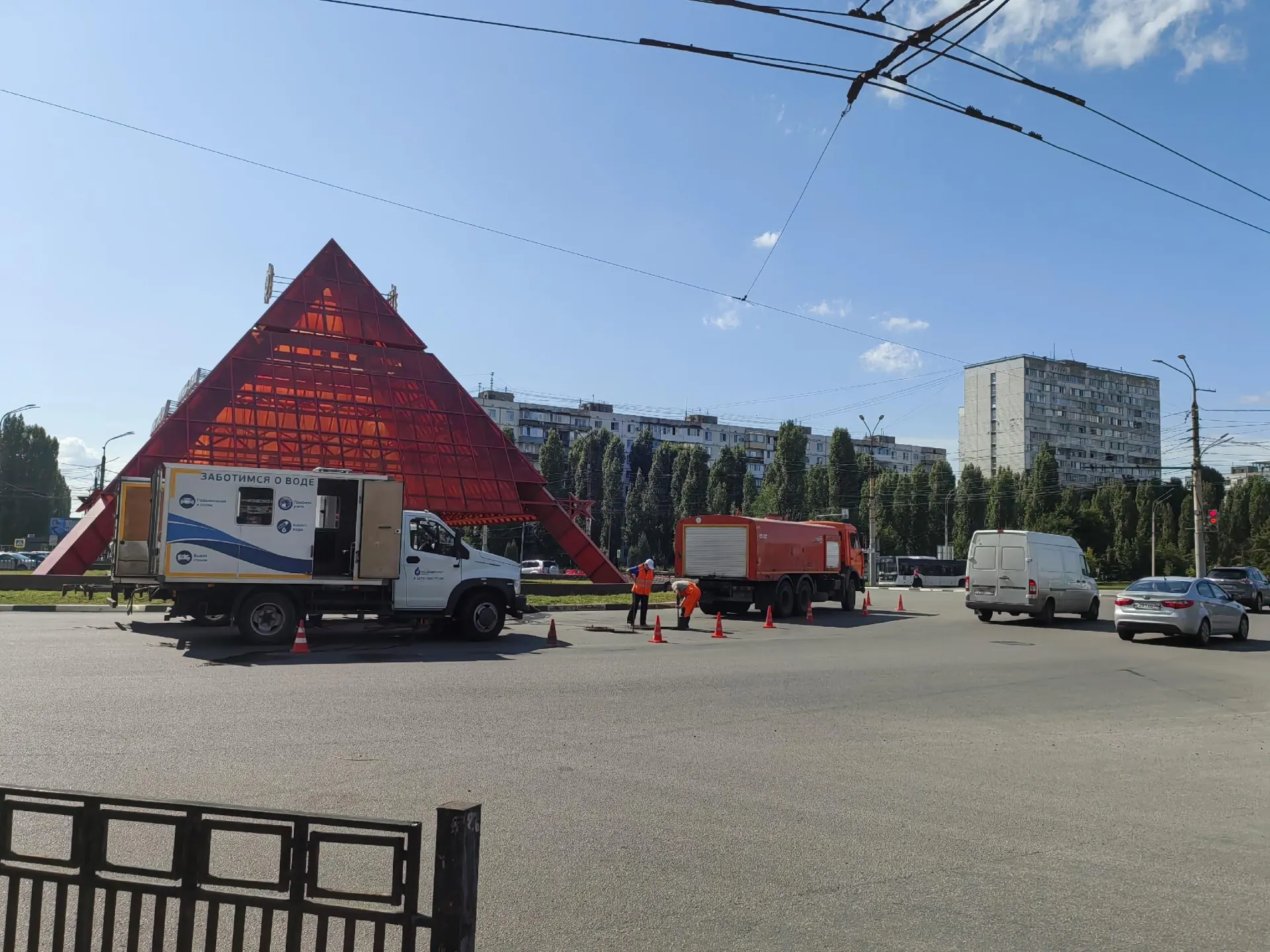 У перекрёстка у памятника Славы вновь появился неприятный запах. По словам горожан, работы завершились больше недели назад, но запах вернулся.