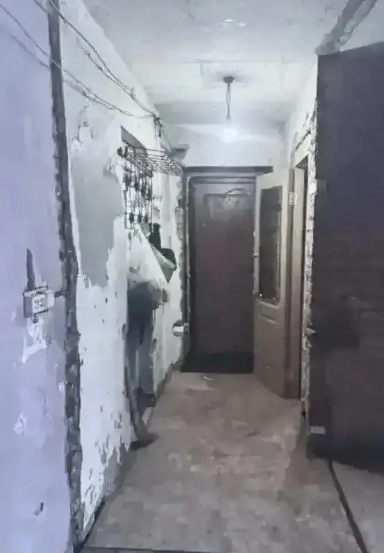 Двое детей‑сирот получили квартиру по договору социального найма и обнаружили провисающие потолки, скрипящие полы и разваливающуюся сантехнику. Суд обязал администрацию отремонтировать жильё в течение полугода.