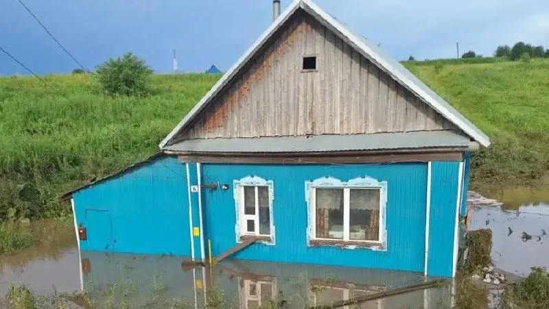 После сильнейших ливней в районе размыты дамбы и плотины: подтоплены улицы и дома, объявлена эвакуация, в реки попали нефтепродукты — пострадала местная фауна.
