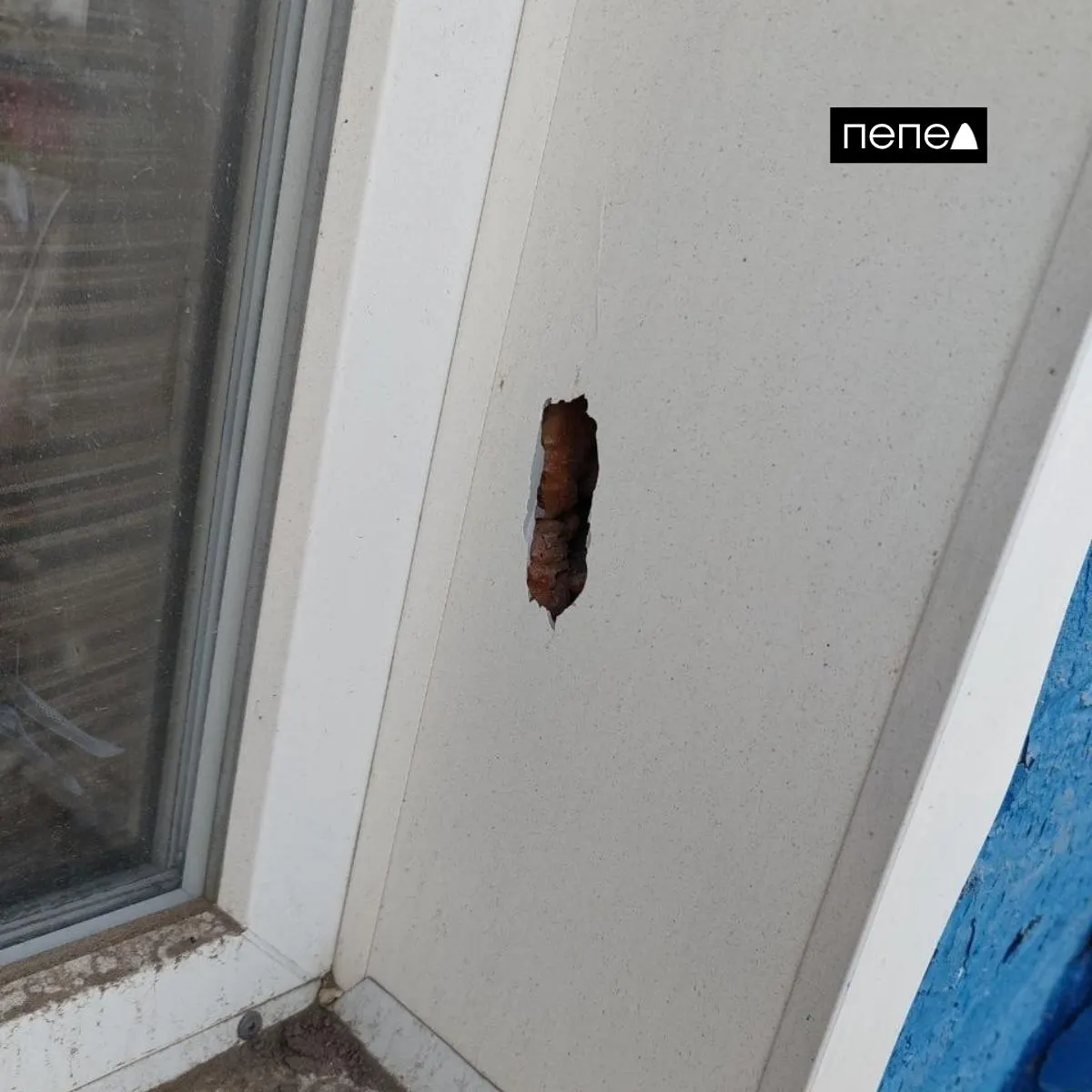После апрельского удара беспилотника в селе Вознесеновка Шебекинского округа крыша, окна и фасад дома оказались повреждены — ремонт откладывают уже более года из‑за дефицита средств в бюджете.