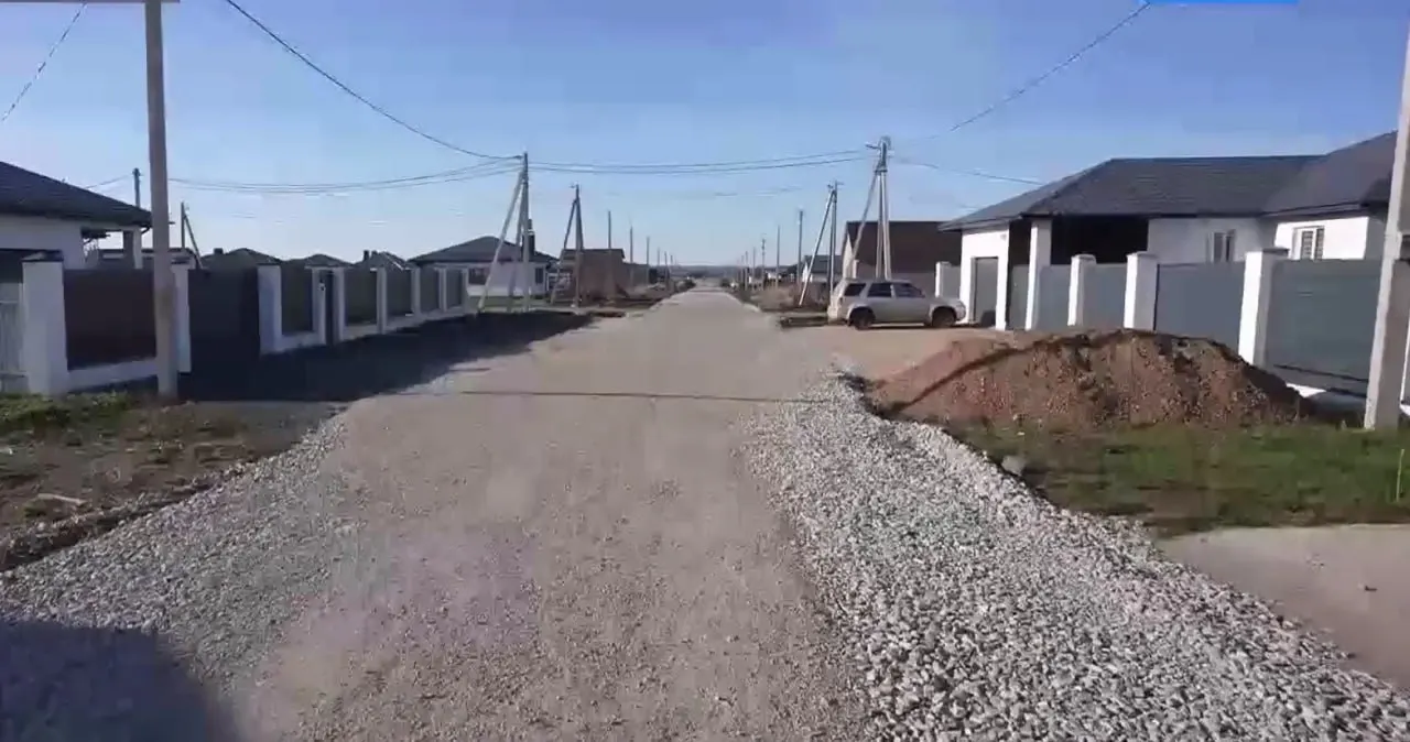 Несмотря на бюрократические преграды, жители нескольких российских регионов добились важных улучшений: ремонта дороги и уличного освещения, отмены ошибочных кредитов, получения жизненно важного препарата и установки подъёмника для маломобильного человека.