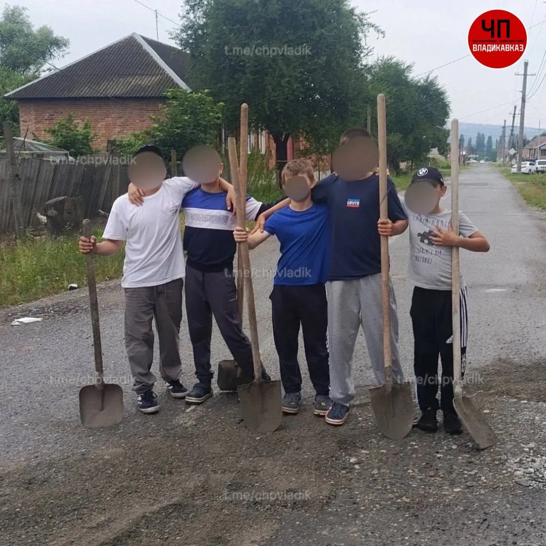 Пятеро юношей в Алагире засыпали яму на дороге, не ремонтировавшуюся примерно два года; в сети появились фотографии с закрытыми лицами участников, часть которых, по мнению жителей, — несовершеннолетние.