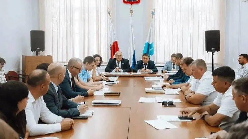 Глава города сообщил, что готовность ресурсоснабжающих организаций к отопительному сезону превышает 70%, объектов социальной сферы — около 53%. Он предупредил о персональной ответственности за срывы и формальную подготовку.