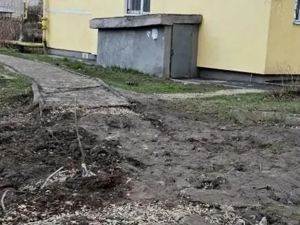 Асфальтовое покрытие пешеходной зоны было полностью разрушено; участок отремонтировали и восстановили удобства для горожан.