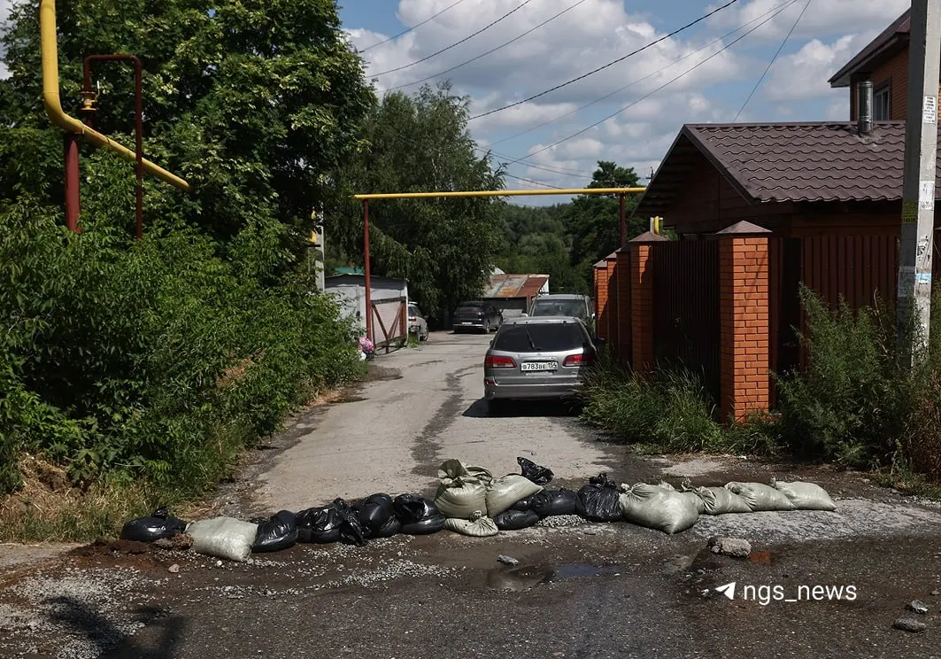 Улицу Красный Восток в Бугринском микрорайоне затопило канализационными стоками — потоки нечистот заливали дворы и огороды, по району распространился сильный неприятный запах. Аварийный поток остановили около 14:00; жители связывают инцидент с другой коммунальной аварией.