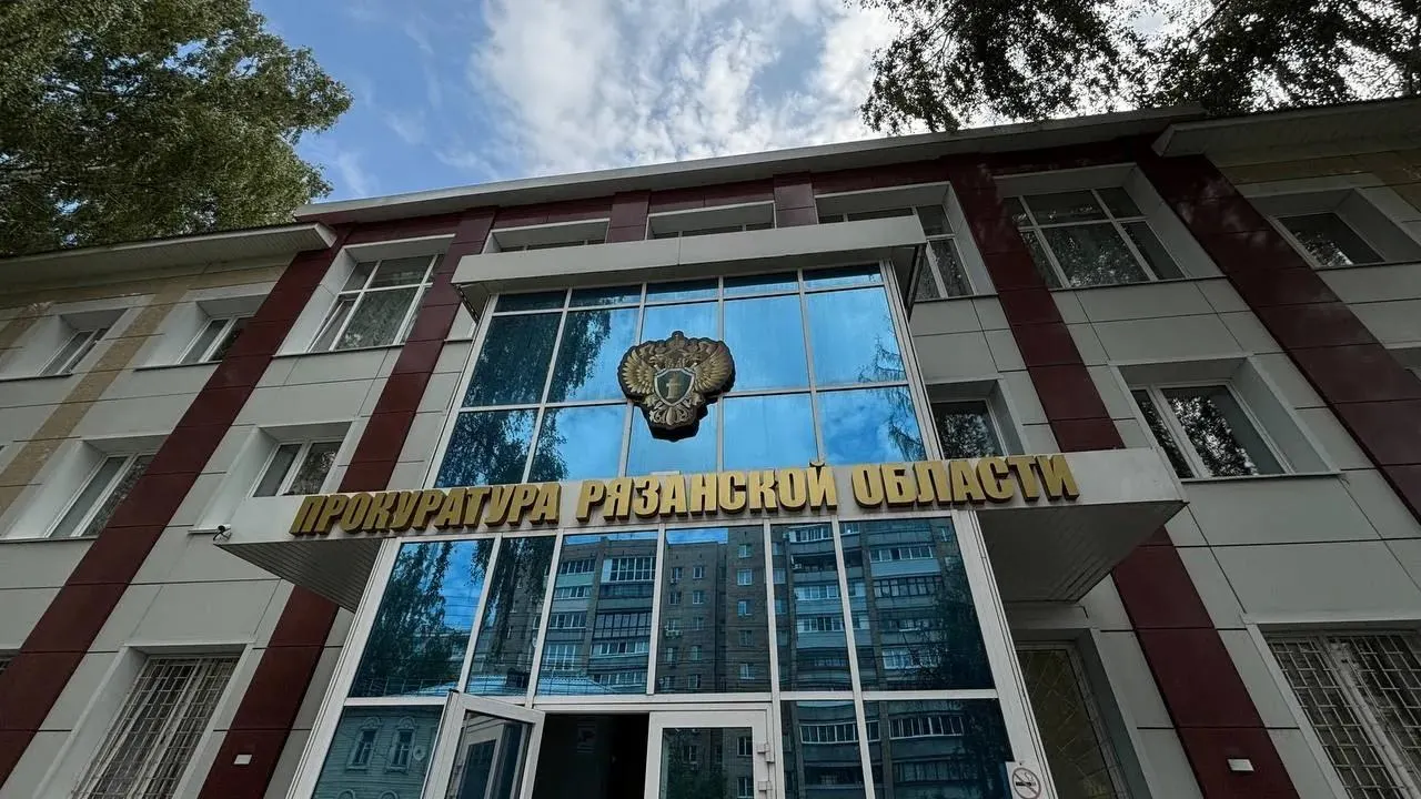 В июле автомобиль скорой помощи застрял на разбитой дороге, медики были вынуждены идти пешком свыше километра. Прокуратура начала проверку обстоятельств.