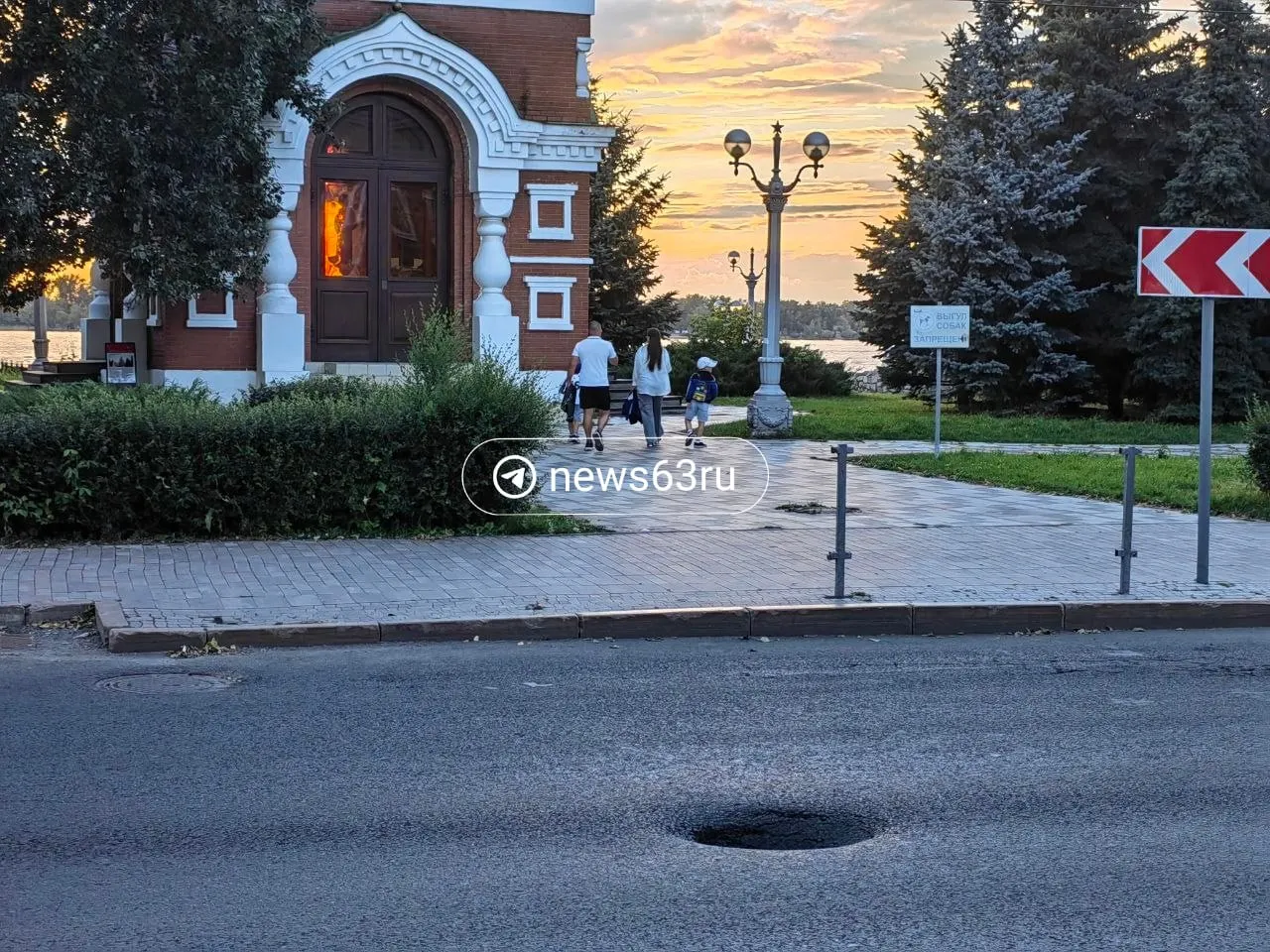 На перекрёстке улиц Пионерской и Максима Горького обнаружен провал дорожного покрытия. Обстоятельства инцидента уточняются, на месте работают аварийные службы.