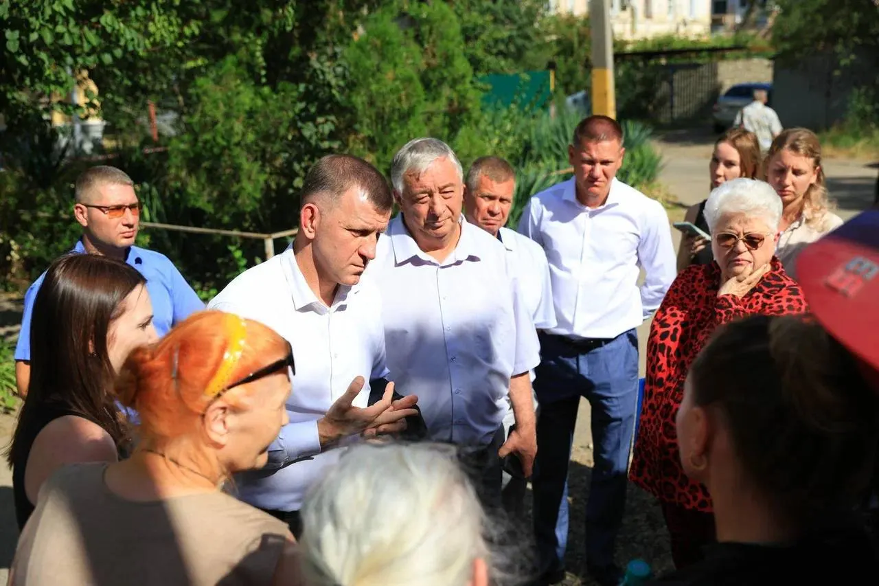 После удара беспилотника специалисты временно затянули крышу, установили подпорки и приступили к демонтажу повреждённых плит перекрытия. Восстановление и единовременные выплаты планируют начать в ближайшие недели.
