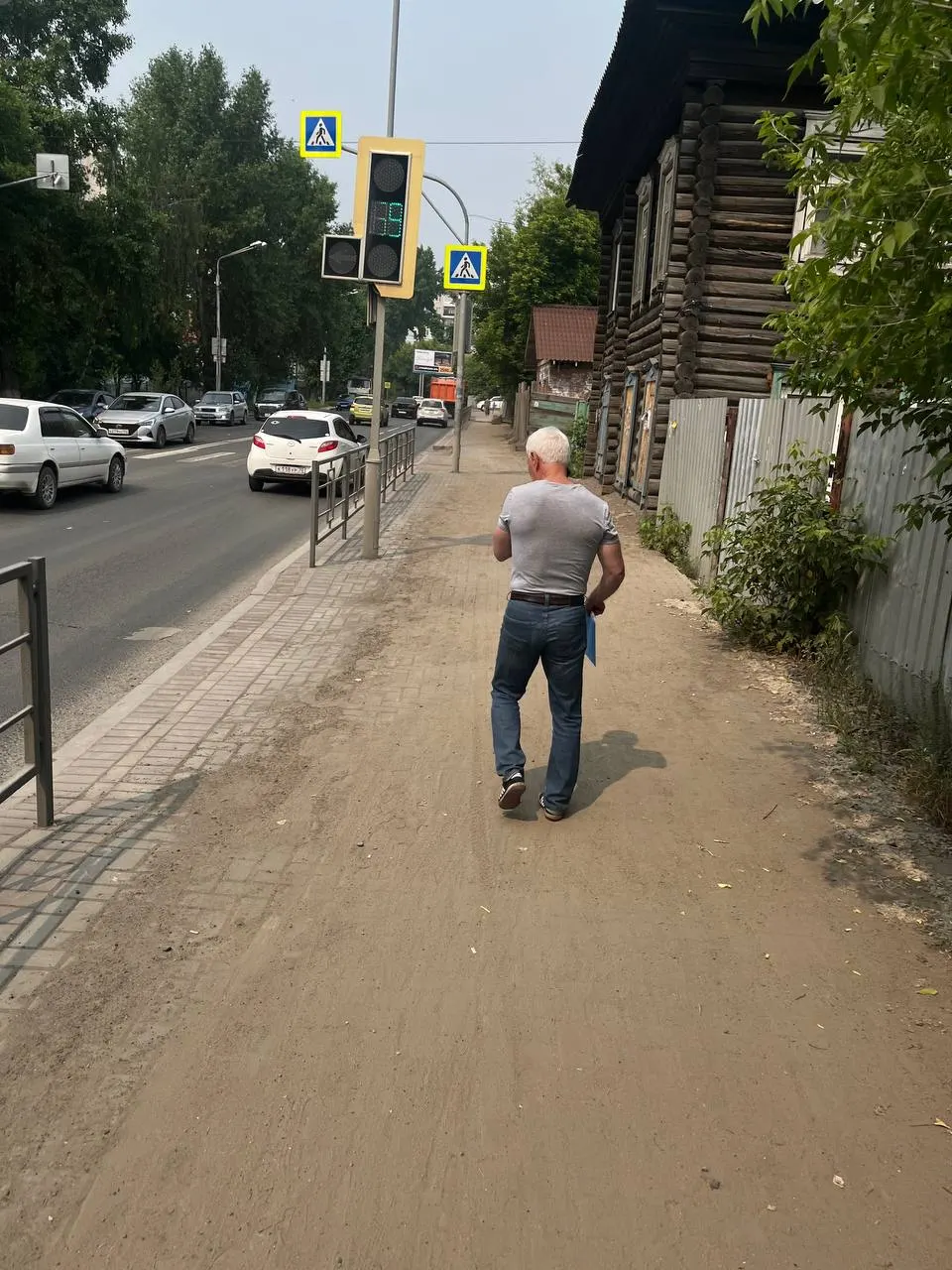 Жители сообщают, что улица Яковлева годами практически не убирается: толстый слой песка, грязи и камней скрывает плитку тротуаров. Люди просят коммунальные службы провести уборку.