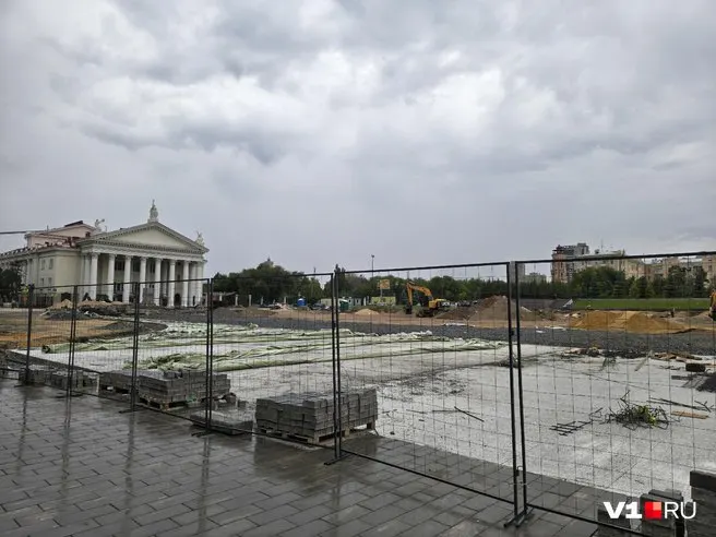Администрация города заявила о возможных санкциях к муниципальному учреждению, если работы по благоустройству площади не будут завершены до 1 августа.
