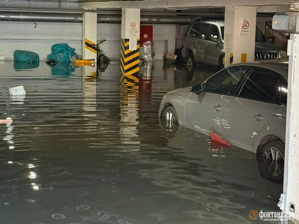 После сильного ливня вода заполнила подвал и паркинг: жильцы сообщают, что вода стоит с ночи, под водой оказались автомобили, личные вещи и техника.