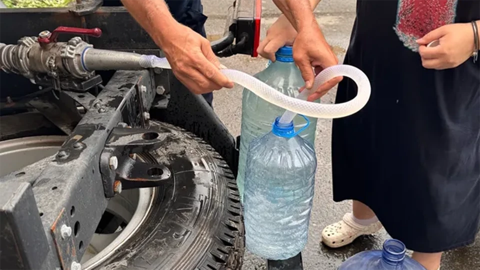 Из‑за паводка на реке Тура жители Тюмени уже более двух недель сталкиваются с перебоями и ухудшением качества водоснабжения: организован подвоз в 21 точке, возникают многочасовые очереди, часть воды имеет запах и непригодна для использования без кипячения.