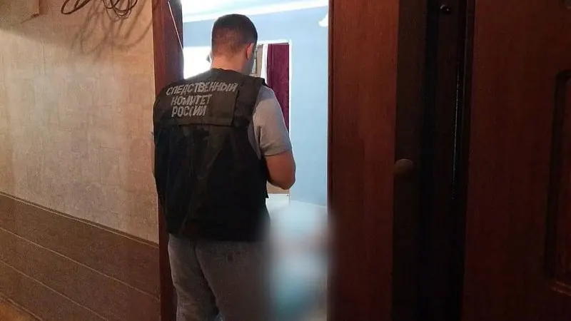 В квартире на улице Титова в Балакове обнаружены тела 32‑летней женщины и двух детей. Следствие рассматривает версию отравления угарным газом, возбуждено уголовное дело по ч. 3 ст. 109 УК РФ.