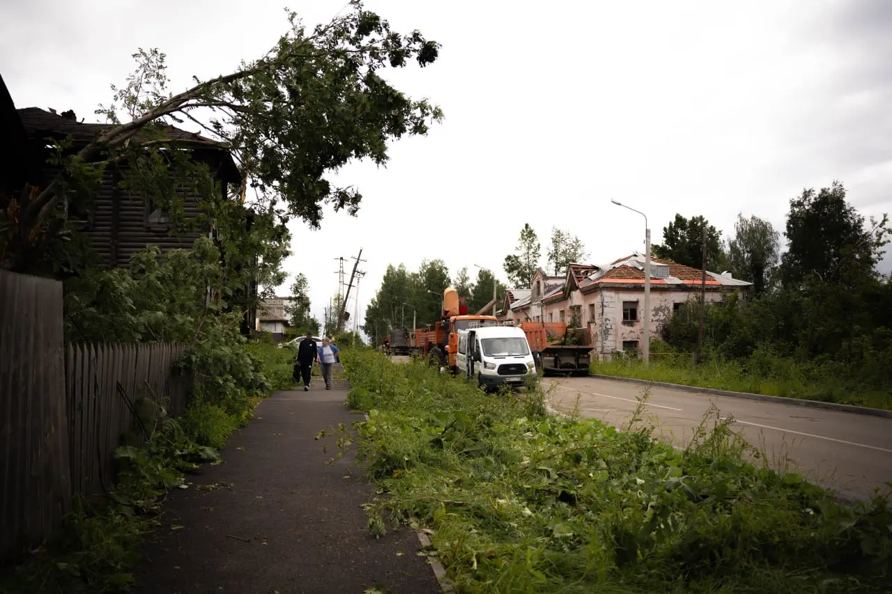 Свердловские власти завершили основные работы после шторма в Кушве: отремонтированы крыши 168 частных домов и восьми многоквартирных зданий, вывозят поваленные деревья и мусор, 28 семьям выдали сертификаты на жильё.