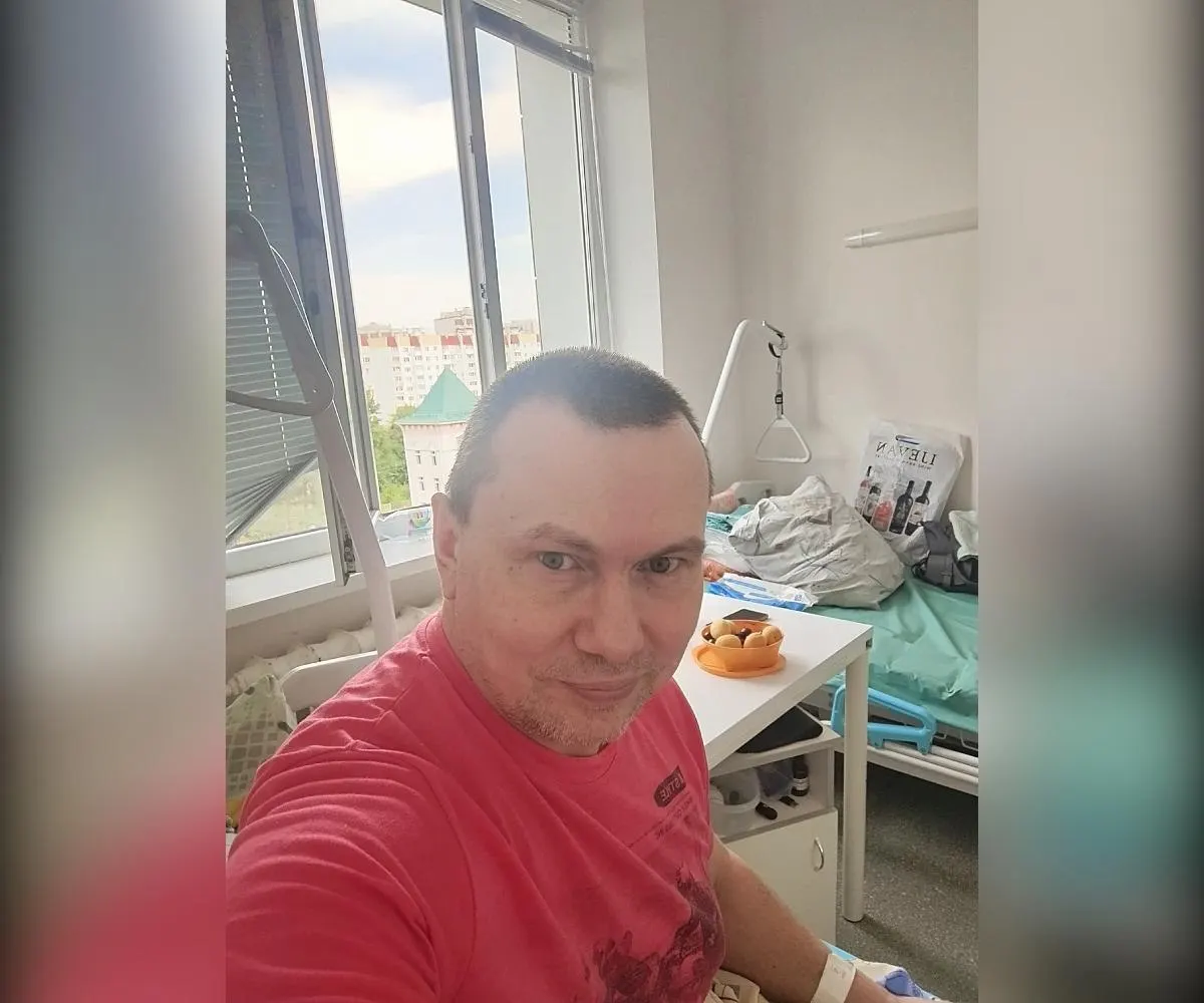 Мужчина выпал из коляски на скользком пандусе, получил переломы ног — из‑за неправильного лечения кости не срастаются, пациент долго остаётся прикованным к постели.