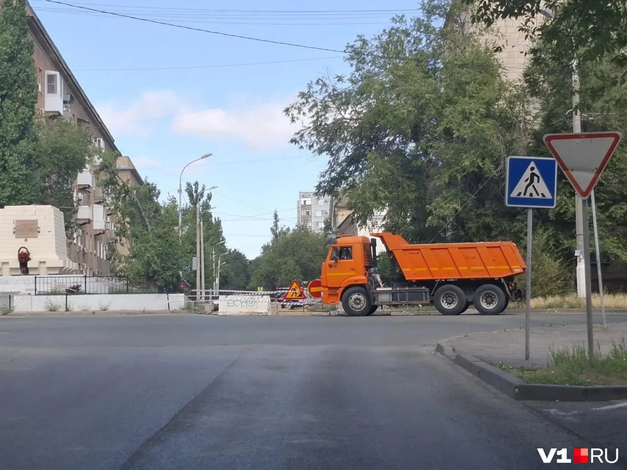 После плановых отключений горячая вода должна была вернуться 15 июля, но жильцы пятый день греют воду на плите и моются из ковшиков. Концессионер сообщил о повреждении участка тепловой сети и обещает завершить замену в течение суток.