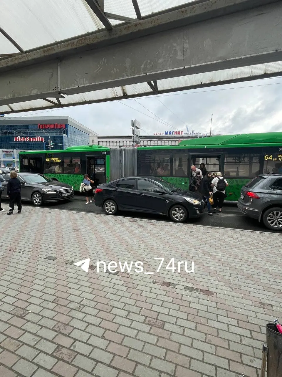 На отдельных улицах города и на заправках — заторы и очереди: автобусы высаживают пассажиров со второй полосы, временные остановки возвращают на прежние места, а перед некоторыми АЗС выстраиваются сотни метров автомобилей.