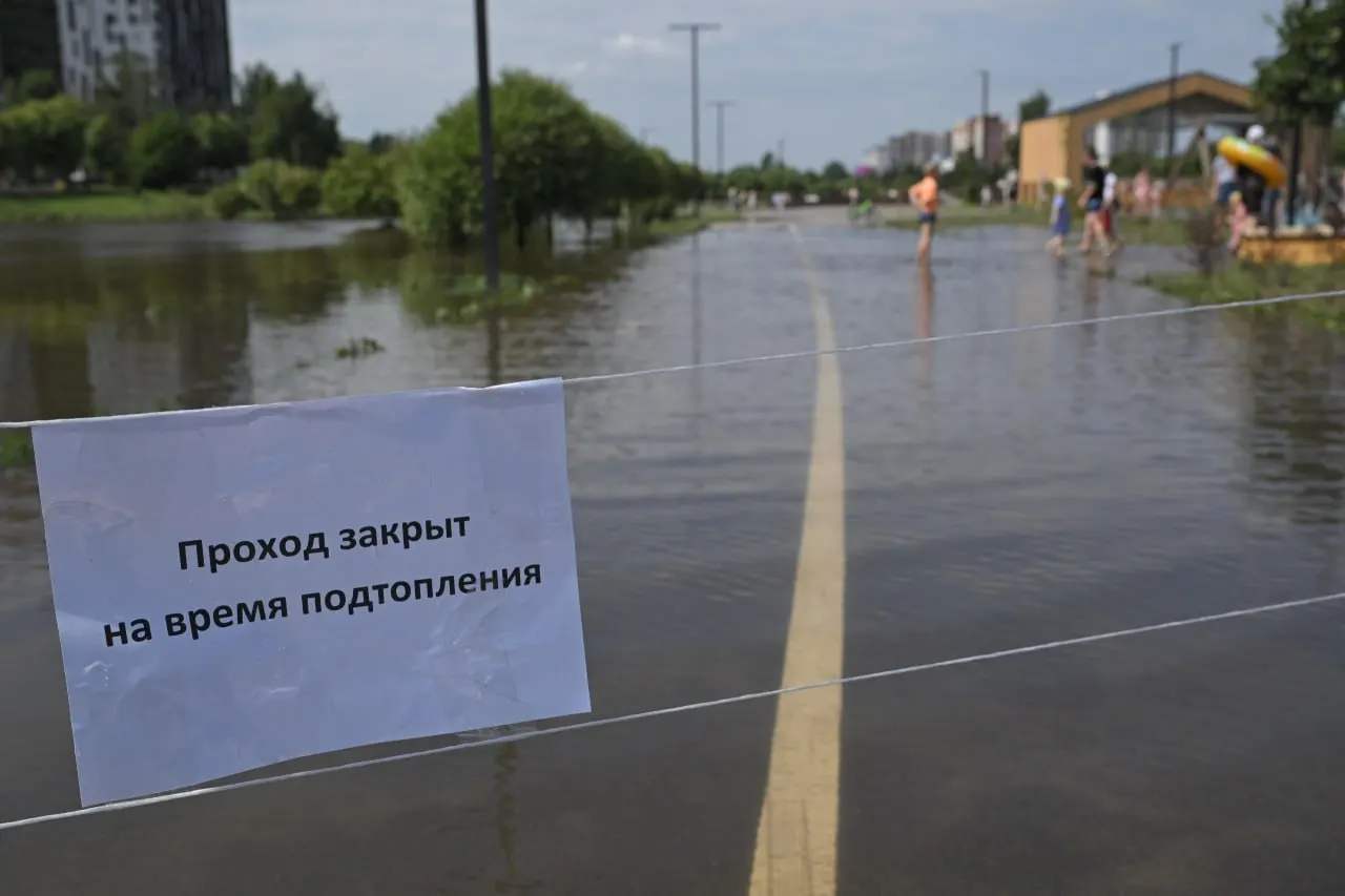 В парке натянули верёвки и повесили табличку «Проход закрыт», но местные жители всё равно заходят в большое скопление воды. Администрация заявляет, что вода уходит и зелёные насаждения не пострадают.