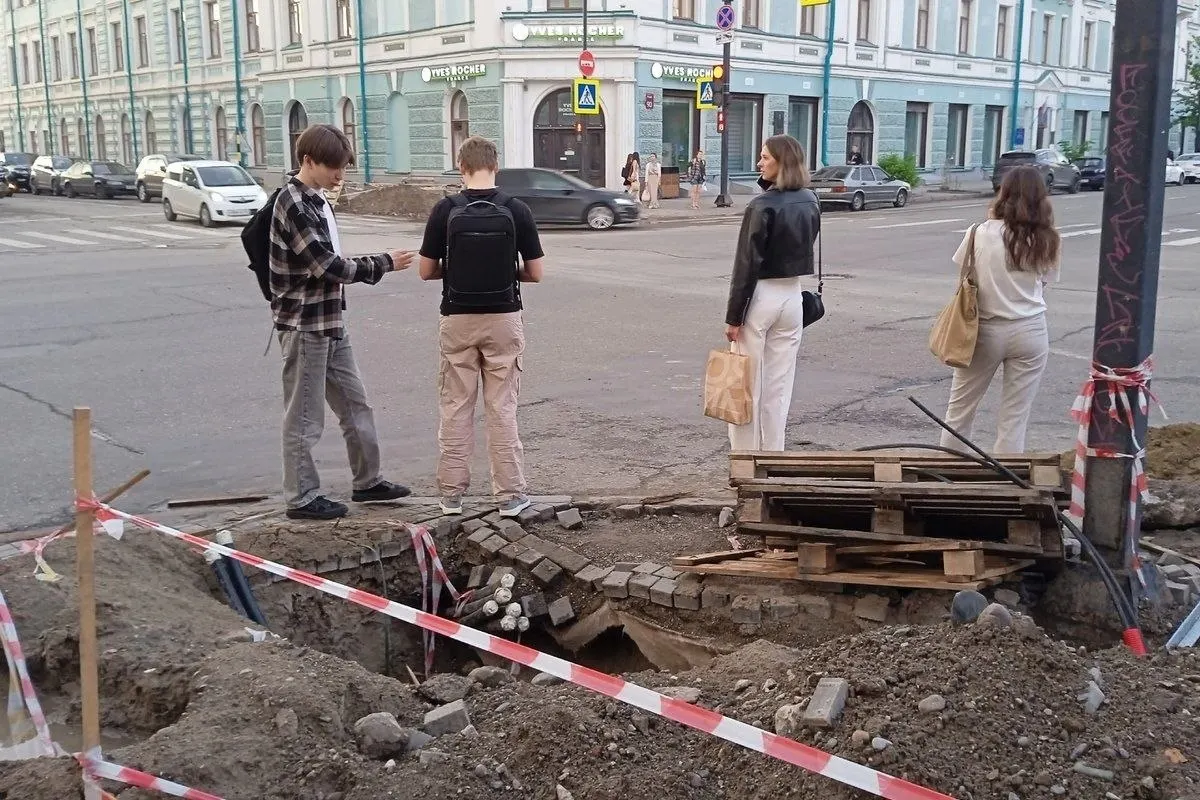 Проверка показала, что на нескольких центральных улицах подрядчики не соблюдают графики работ и не обеспечили безопасное передвижение пешеходов.
