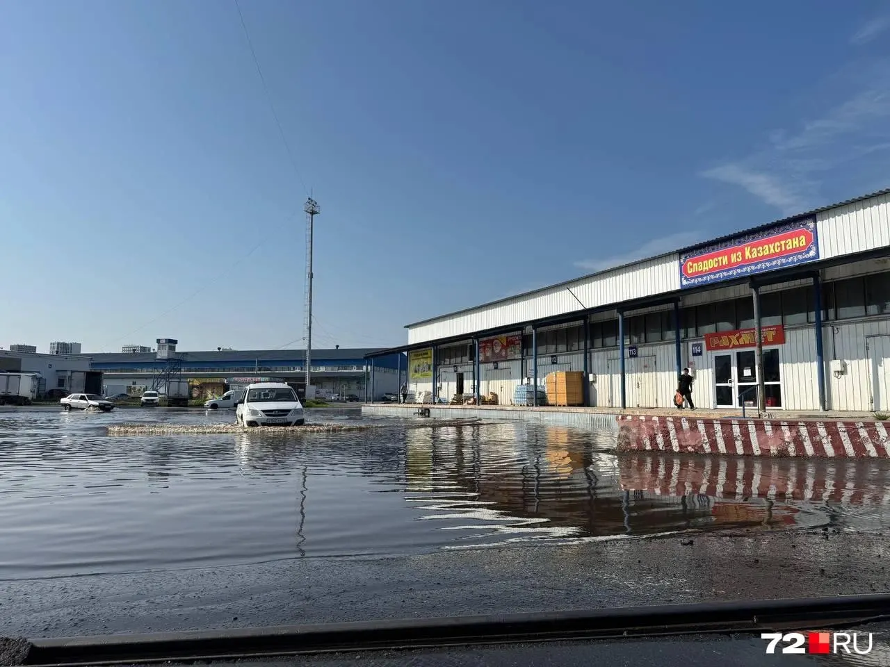 На Барабинской подтоплены базы: вода попала на торговые площадки. Источник подтопления неизвестен — несмотря на это торговцы продолжают работу, а машины проезжают по затопленной территории.