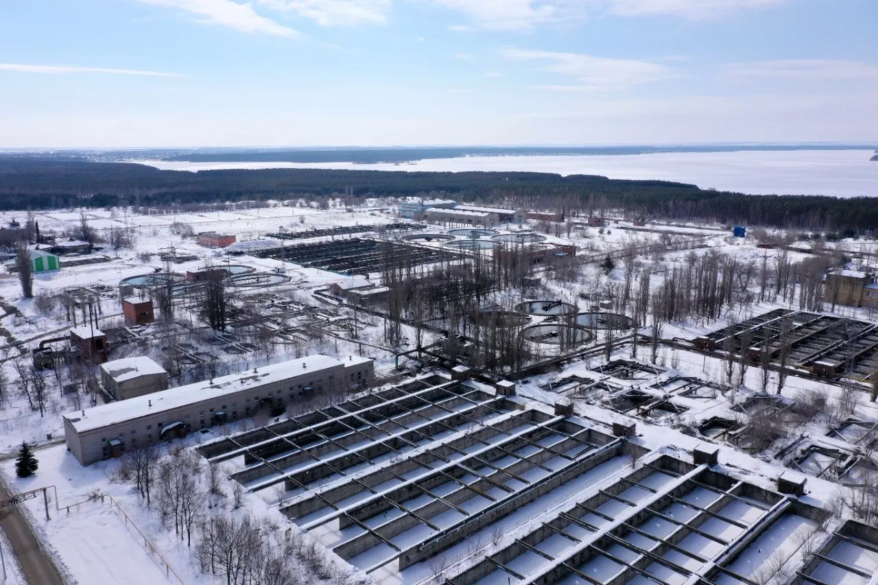 Прокуратура возбудила уголовное дело по факту мошенничества в особо крупном размере: подрядчик завысил сметы при реконструкции ЛОС. Контракт расторгнут, работы задерживаются, тарифы для жителей вырастут.