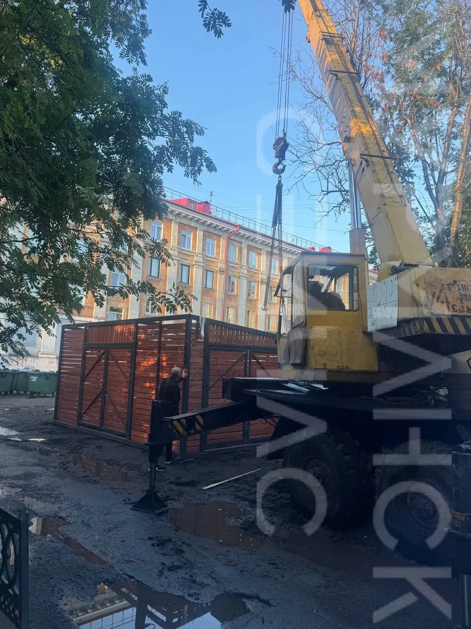 В Мурманске монтируют новые закрытые контейнерные площадки — для предотвращения разнесения мусора снегом и ветром. В 2024 году планируют установить их по 70 адресам.