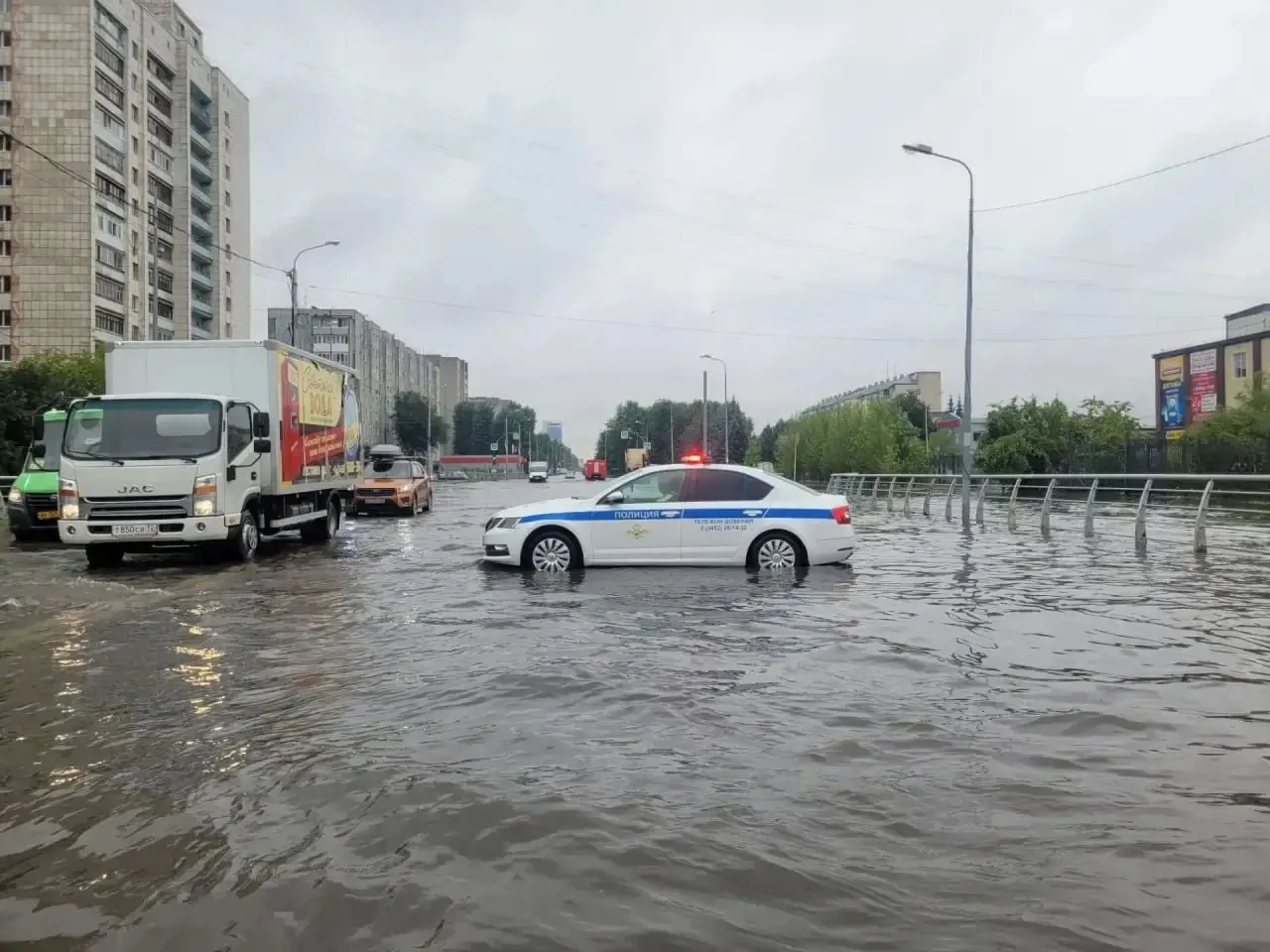 Движение закрыто на участке от улицы Пермякова до Олимпийской. Объезд организован по ул. Пермякова, Широтной и Олимпийской. На месте работает наряд ДПС.