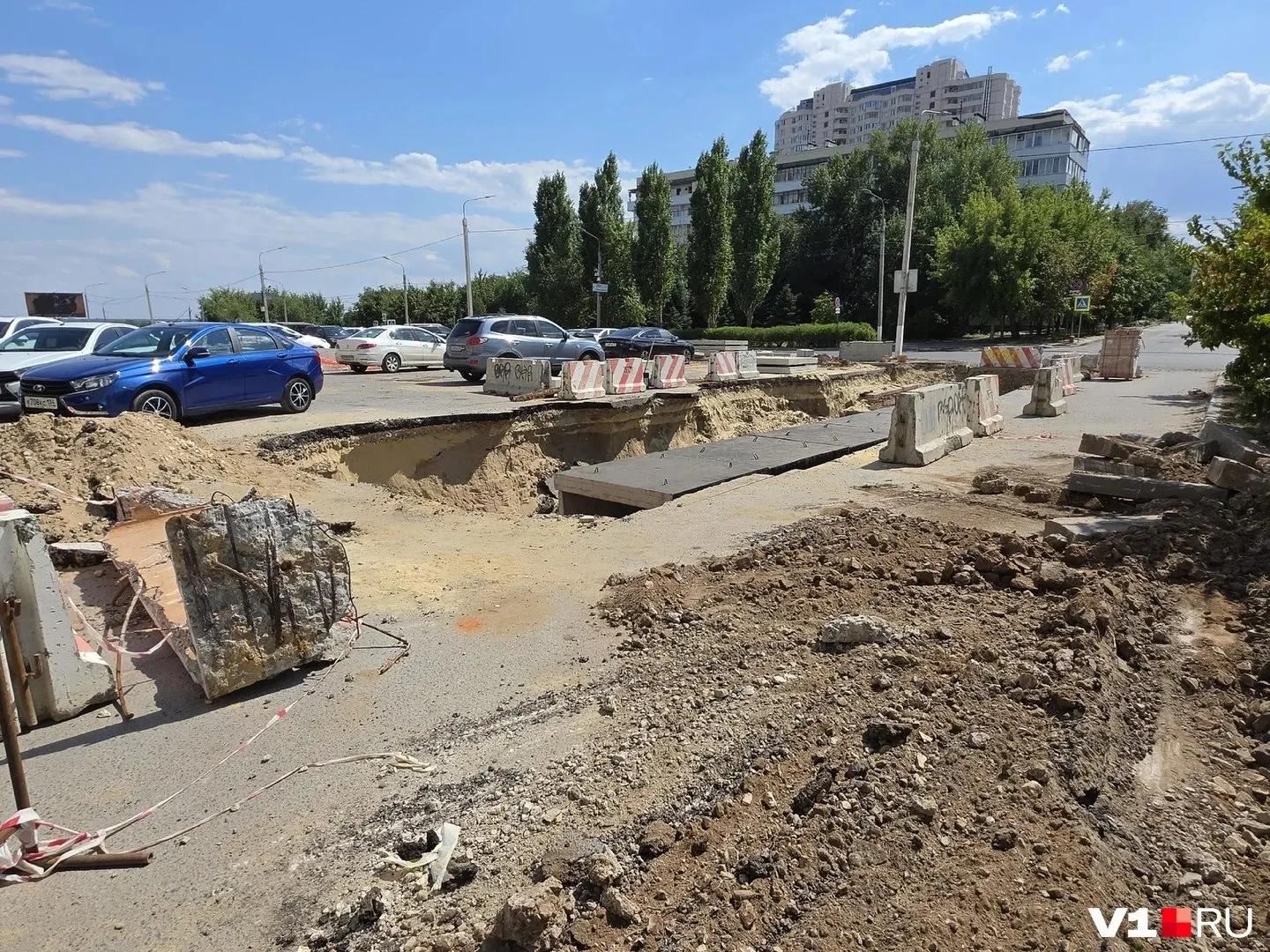 Огромная открытая яма у въезда затрудняет проезд и вызывает жалобы жителей. Коммунальщики обещают завершить работы и проверку герметичности только в августе. Кроме того, с середины августа часть близлежащих улиц останется без горячей воды.