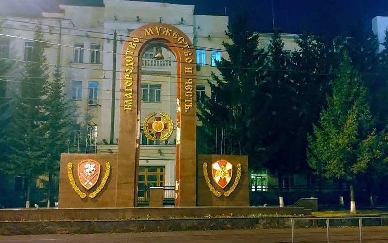 В центре Новосибирска на улице Мичурина, 13 планируют ввести режим повышенной готовности из‑за неудовлетворительного состояния памятника сотрудникам Сибирского округа внутренних войск. Муниципалитет готовит документы для проведения реконструкции.