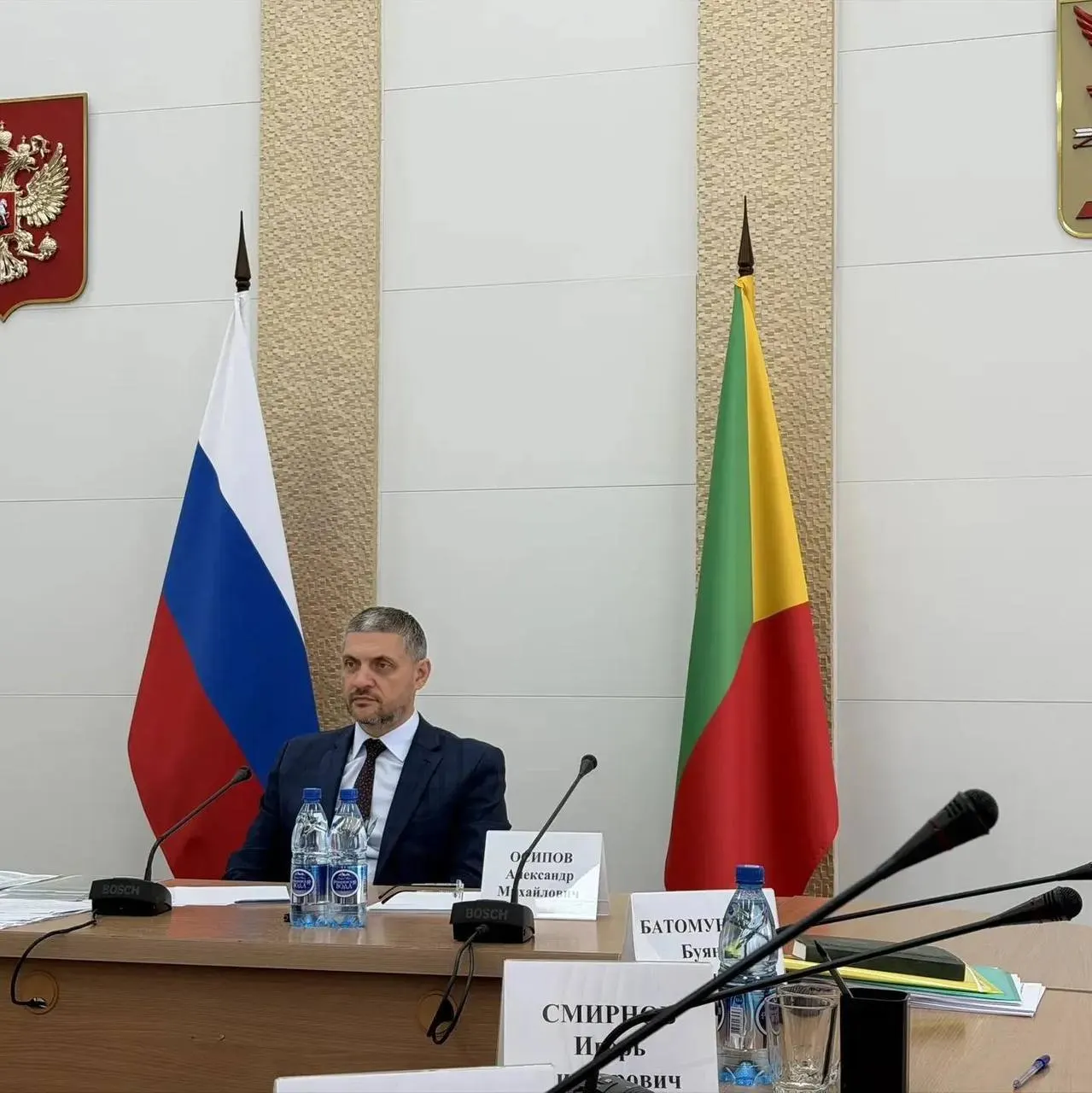 Александр Осипов и Игорь Кобзев договорились совместно работать с федеральными органами и нефтекомпаниями, чтобы увеличить поставки бензина и обеспечить стабильную работу систем жизнеобеспечения, особенно в удалённых районах.