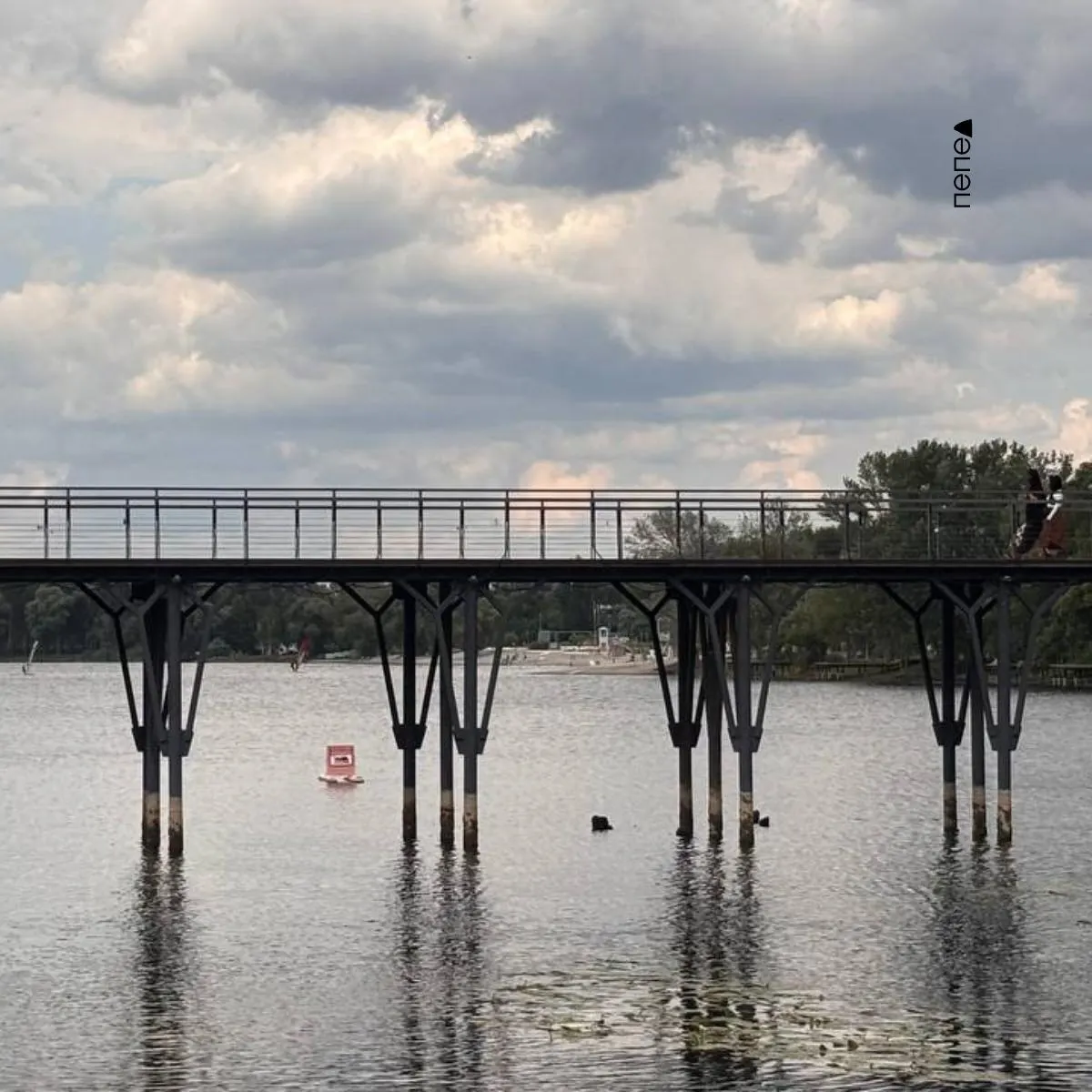 После прорыва плотины водохранилища могло потерять до 16–20 млн куб. м воды — уровень упал примерно на 0,7–1 м. Ниже по течению началось подтопление населённых пунктов и огородов.