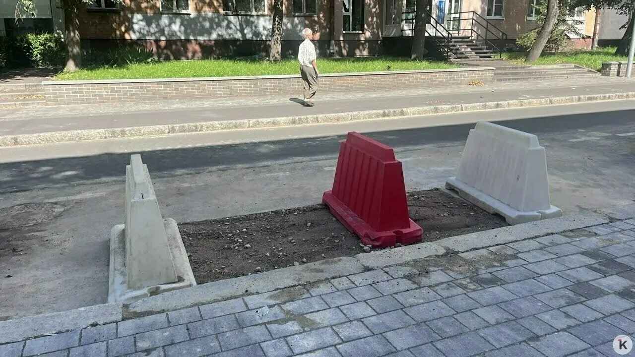 Подрядчик вырезал участок покрытия и засыпал яму на парковке улицы Галицкого. Участок огорожен, движение транспорта не затронуто. Причина провала покрытия пока неизвестна.