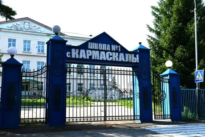 В Кармаскалах ликвидируют школу №1: здание признали аварийным в 2020 году, ученики с тех пор учились в различных помещениях, а учреждение расформировывают по экономическим причинам.