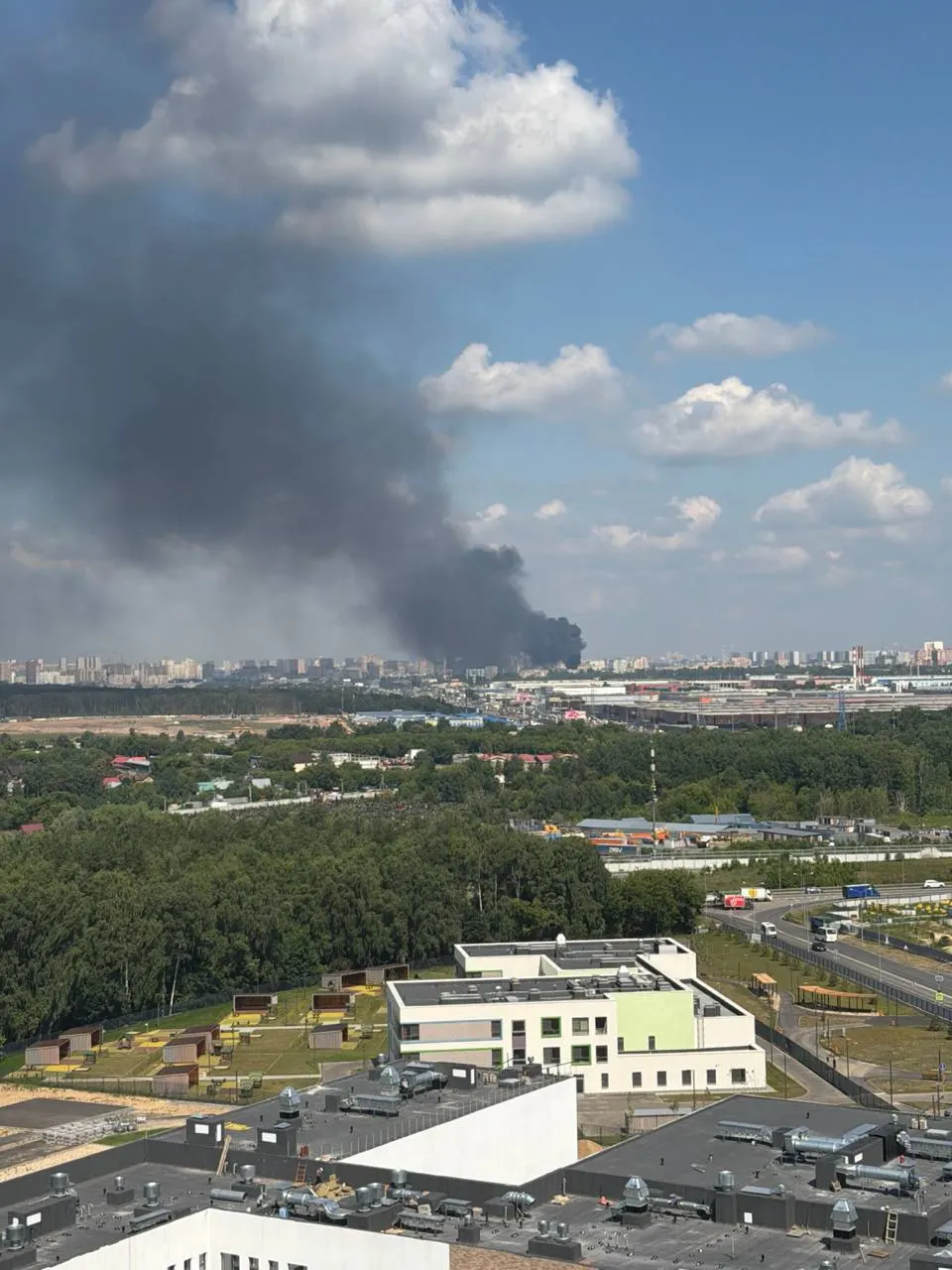 Авария на подстанции в Люберцах вызвала крупный пожар и привела к отключениям электроэнергии в ряде районов. На месте работают аварийные бригады, сообщил глава Котельников.