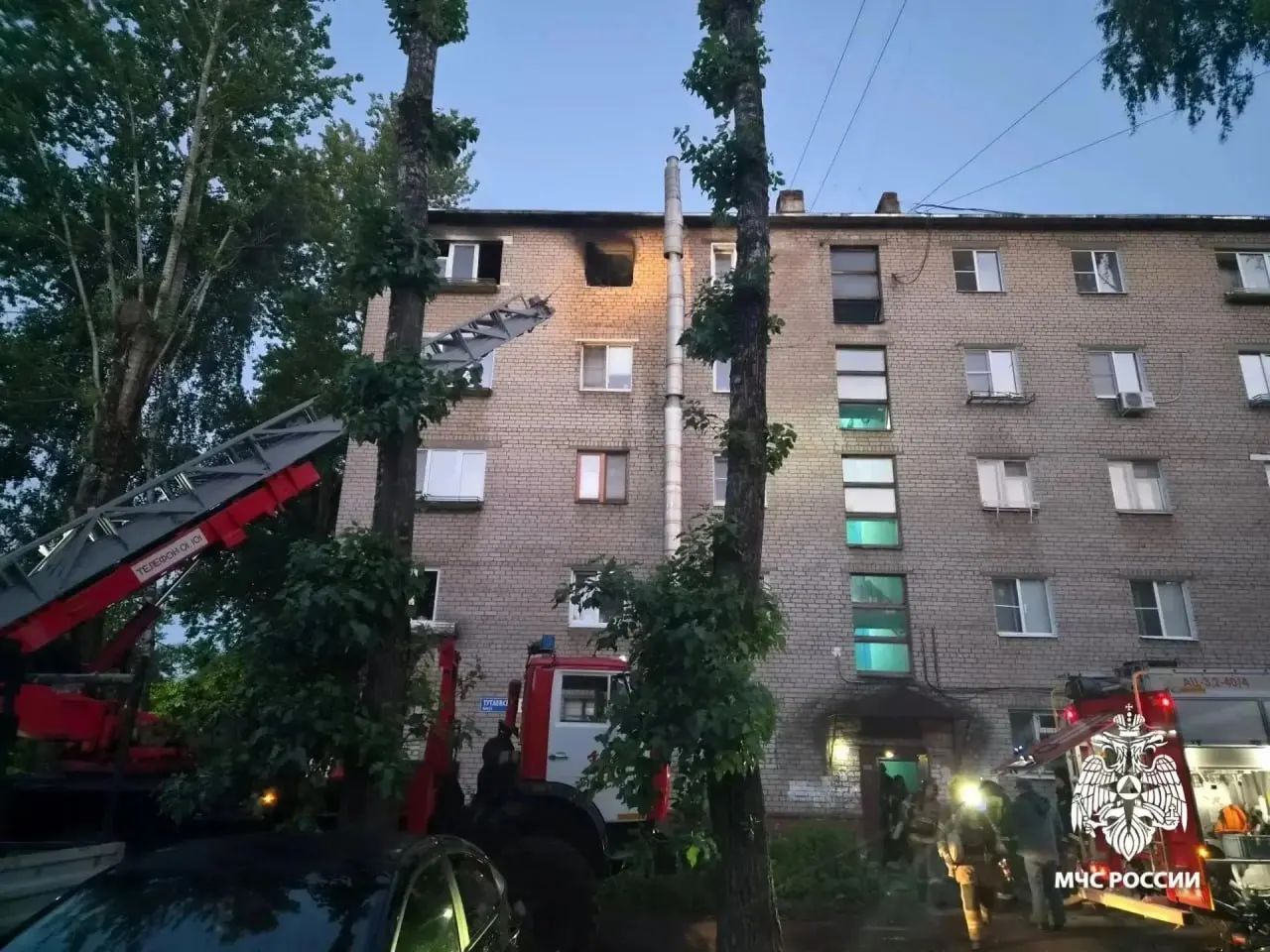 Ночью 17 июля в пятиэтажке на Тутаевском шоссе загорелась квартира. Эвакуировали 20 человек, есть пострадавший; причина возгорания устанавливается.