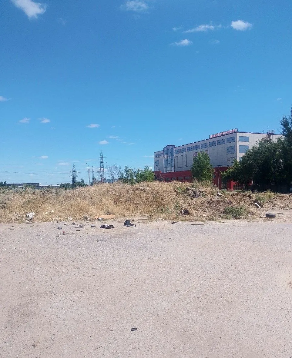 Жители Советского района обнаружили на пустыре, где раньше располагался авторынок «Зелёное кольцо», большие кучи мусора — среди отходов встречаются куски асфальта и старые покрышки.