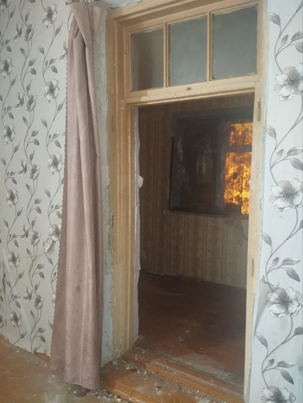 Жительница Туапсе с ребёнком остаётся без жилья: обещанный ремонт крыши и восстановление квартиры постоянно откладывают, а предложенное временное жильё оказалось непригодным.