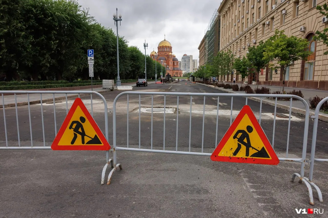 В центре города начали укладывать новый слой покрытия и менять крышки люков. В администрации заявили, что МБУ "Северное" проводит работы по замене ливневой канализации, которые должны были завершиться 22 июля.