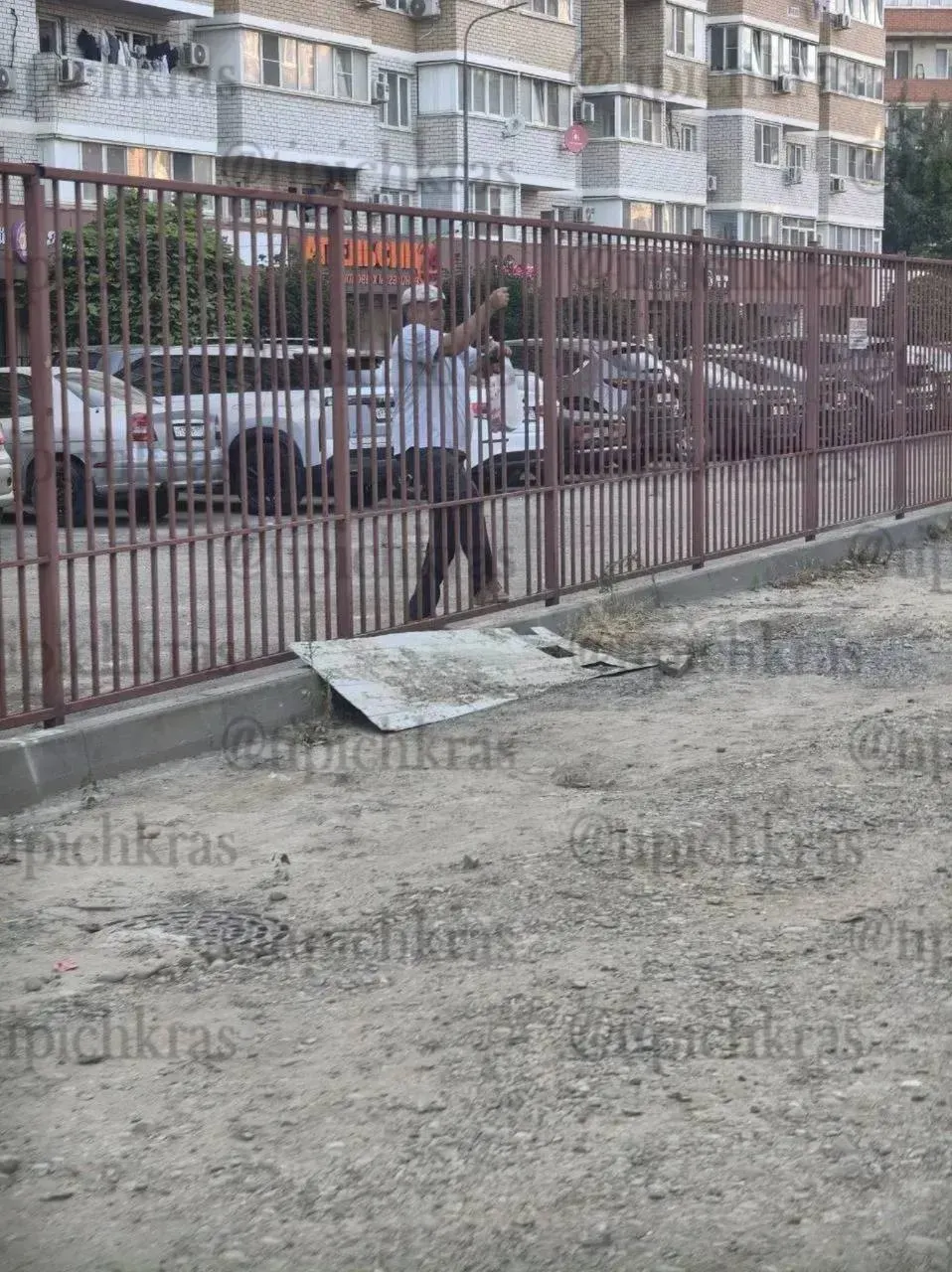 Жильцы одного из домов огородили придомовую территорию забором с калиткой, чтобы не допускать посторонние компании; соседи жалуются на неудобства и вынужденные обходы.