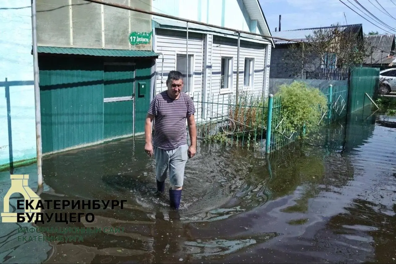 В Богдановиче поднялся уровень грунтовых вод: подтоплены жилые дома, подвалы, огороды и шесть из 19 школ. Подвал диализного центра также оказался затоплен — пациентов временно направляют в другие медучреждения.