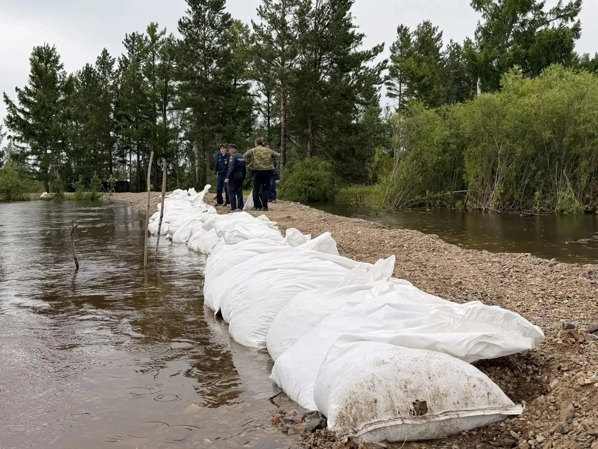 В Смоленке из‑за недоделанной дамбы во время подъёма воды пришлось проводить экстренные укрепления — в работах участвовали спасатели, волонтёры и техника.