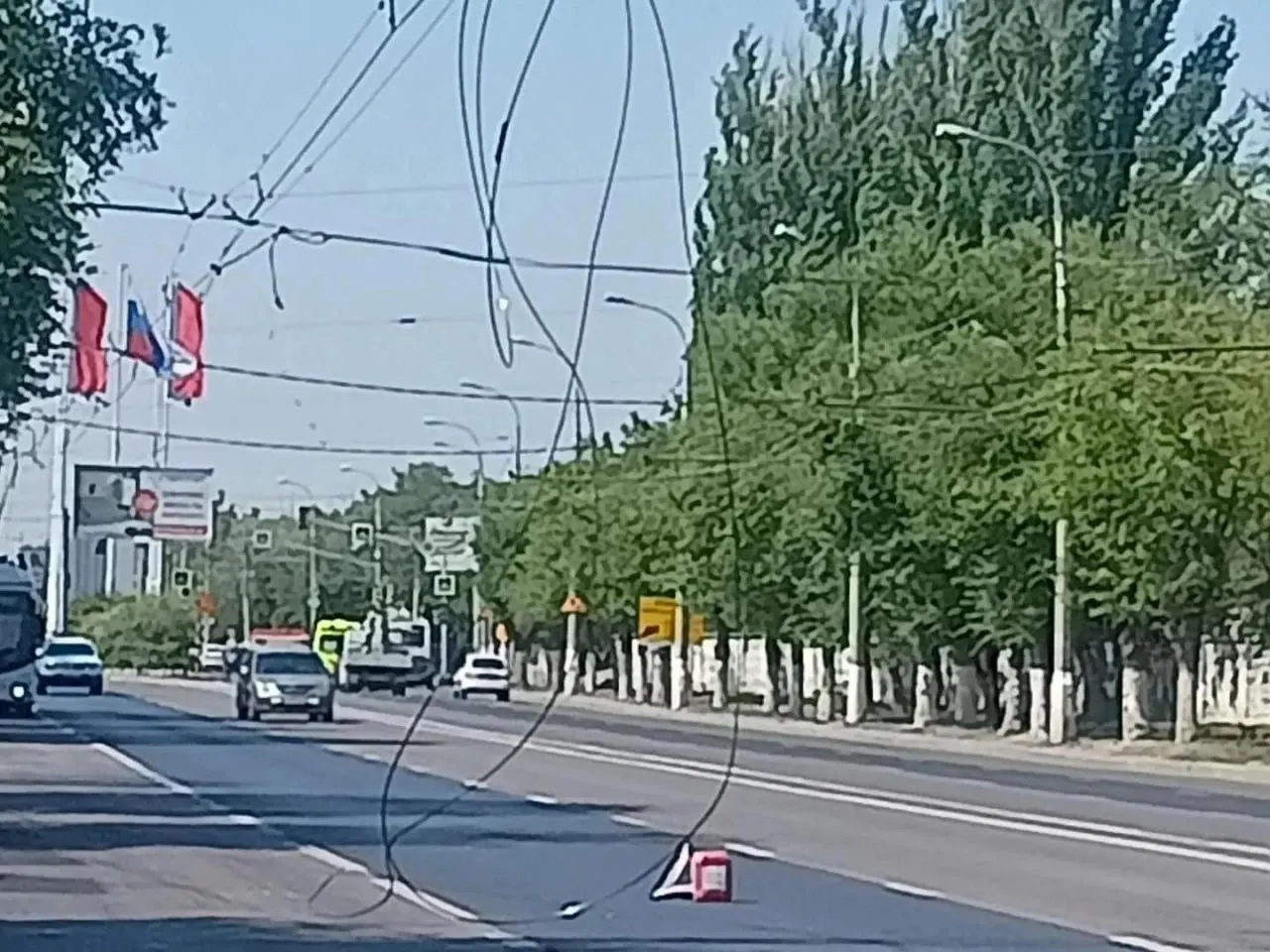 В Тракторозаводском районе Волгограда оборвался контактный провод троллейбусной сети — пострадавших нет, есть повреждения стекол и кузовов нескольких автомобилей и рейсового автобуса.