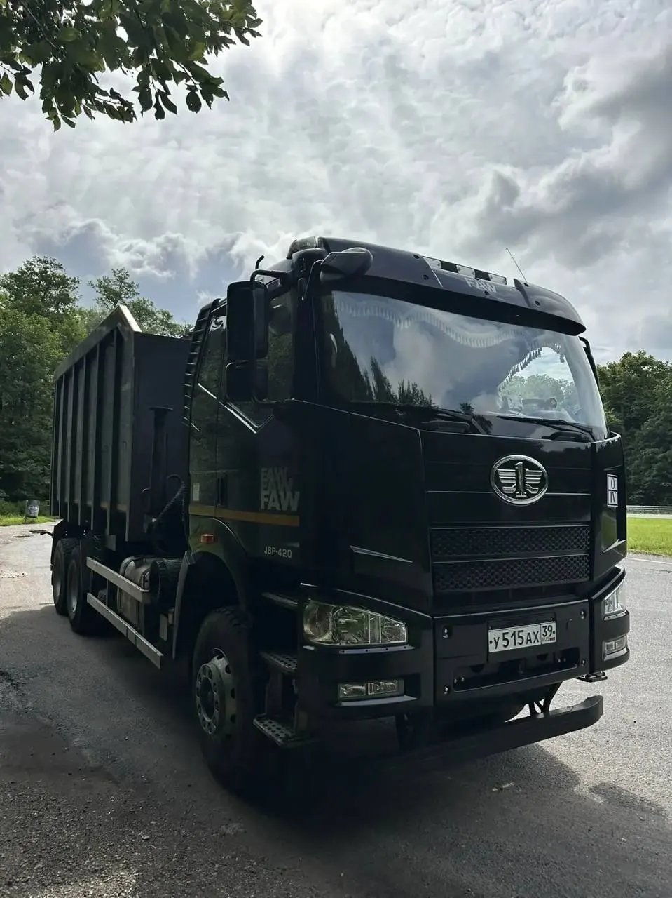 В первом полугодии 2026 года регион пополнил автопарк мусоровозами, самосвалами, ломовозами и мультилифтоми — власти рассчитывают на более оперативный вывоз отходов и очистку населённых пунктов.