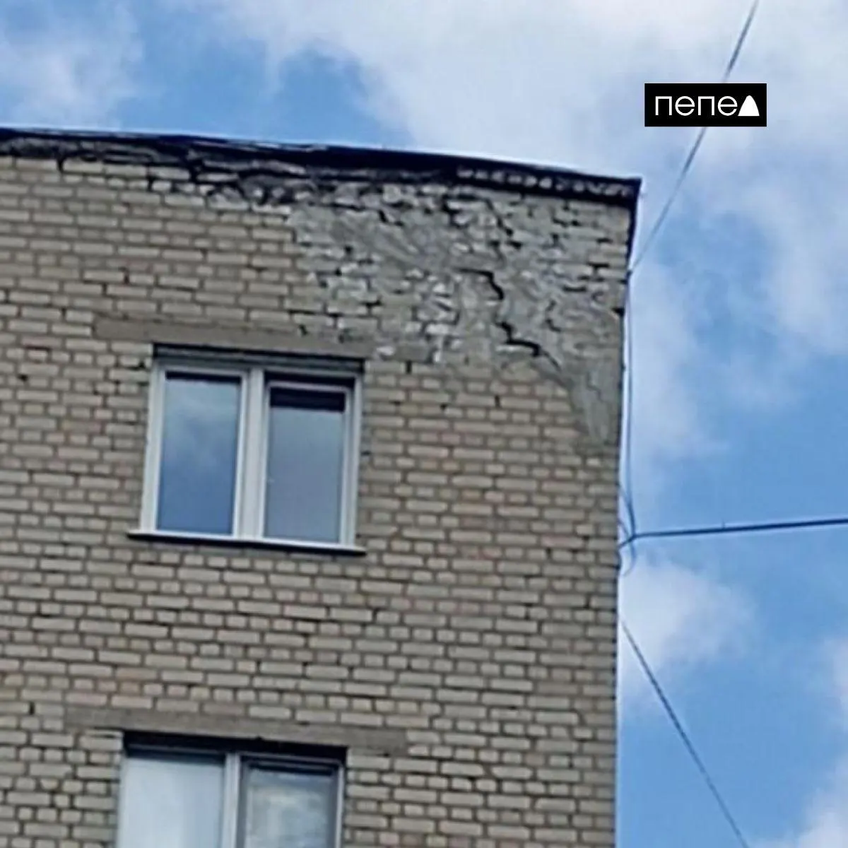 Капремонт в доме на Степной, 6, пострадавшем от удара беспилотника почти девять месяцев назад, не завершили — подрядчик оставил работы, из‑за чего в дождь заливает квартиры, по фасаду пошли трещины, а жители жалуются на формальные ответы от управляющих.