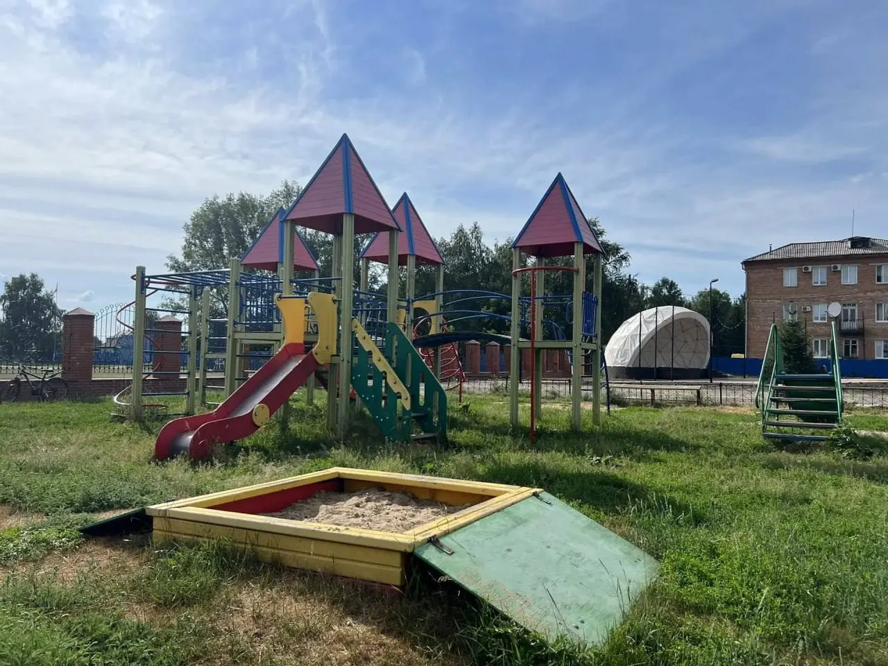 В селе Зырянское Томской области по результатам проверки прокуратуры отремонтировали детскую площадку: устранили нарушения безопасности, восстановили покрытие и привели в порядок песочницу.