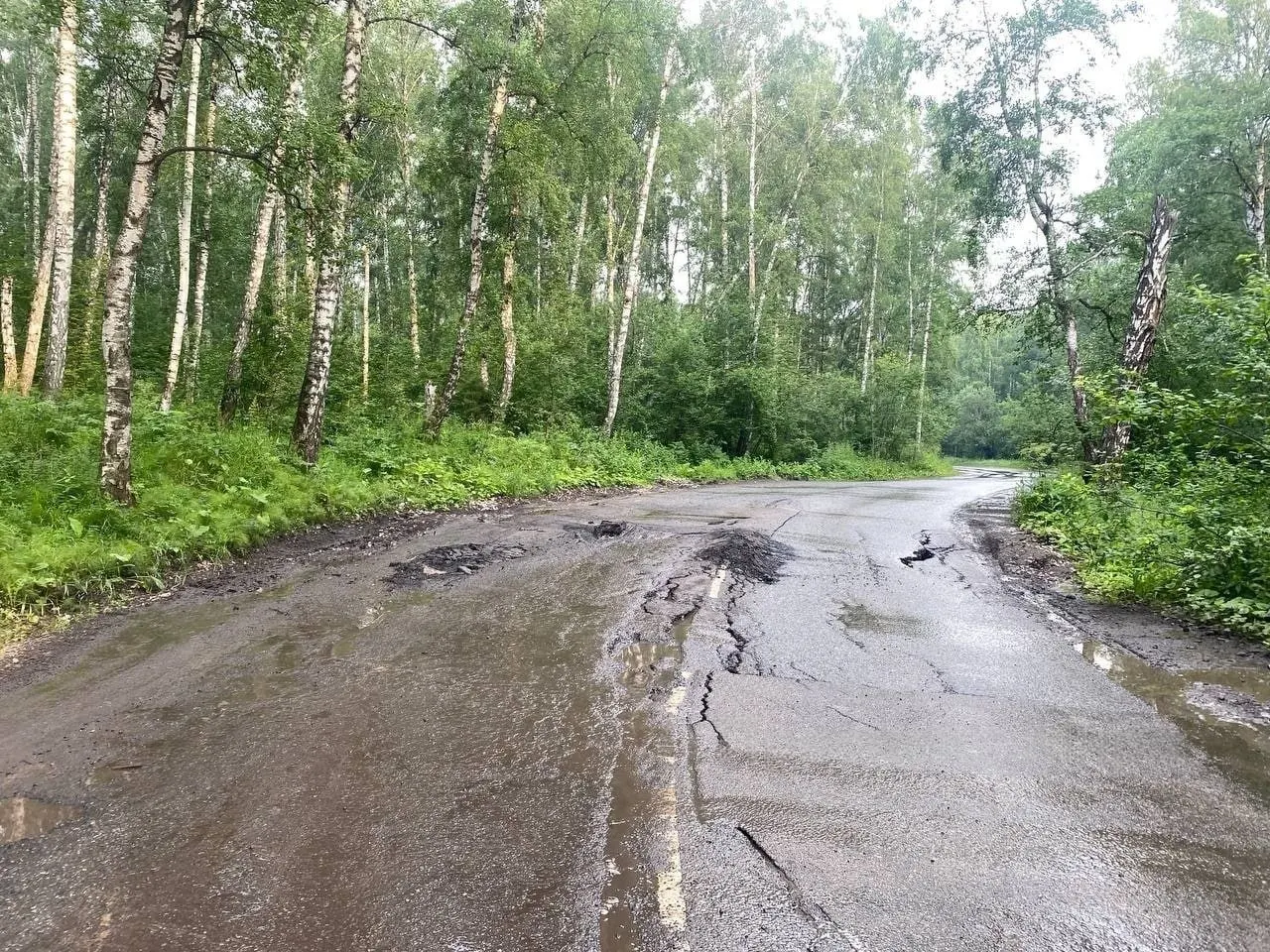 Из-за стока воды по выкопанному рву дорожное покрытие у экопарка треснуло и стало проваливаться. В УДИБ проведут обследование, пока удаляют повреждённый асфальт и подсыпают участки.