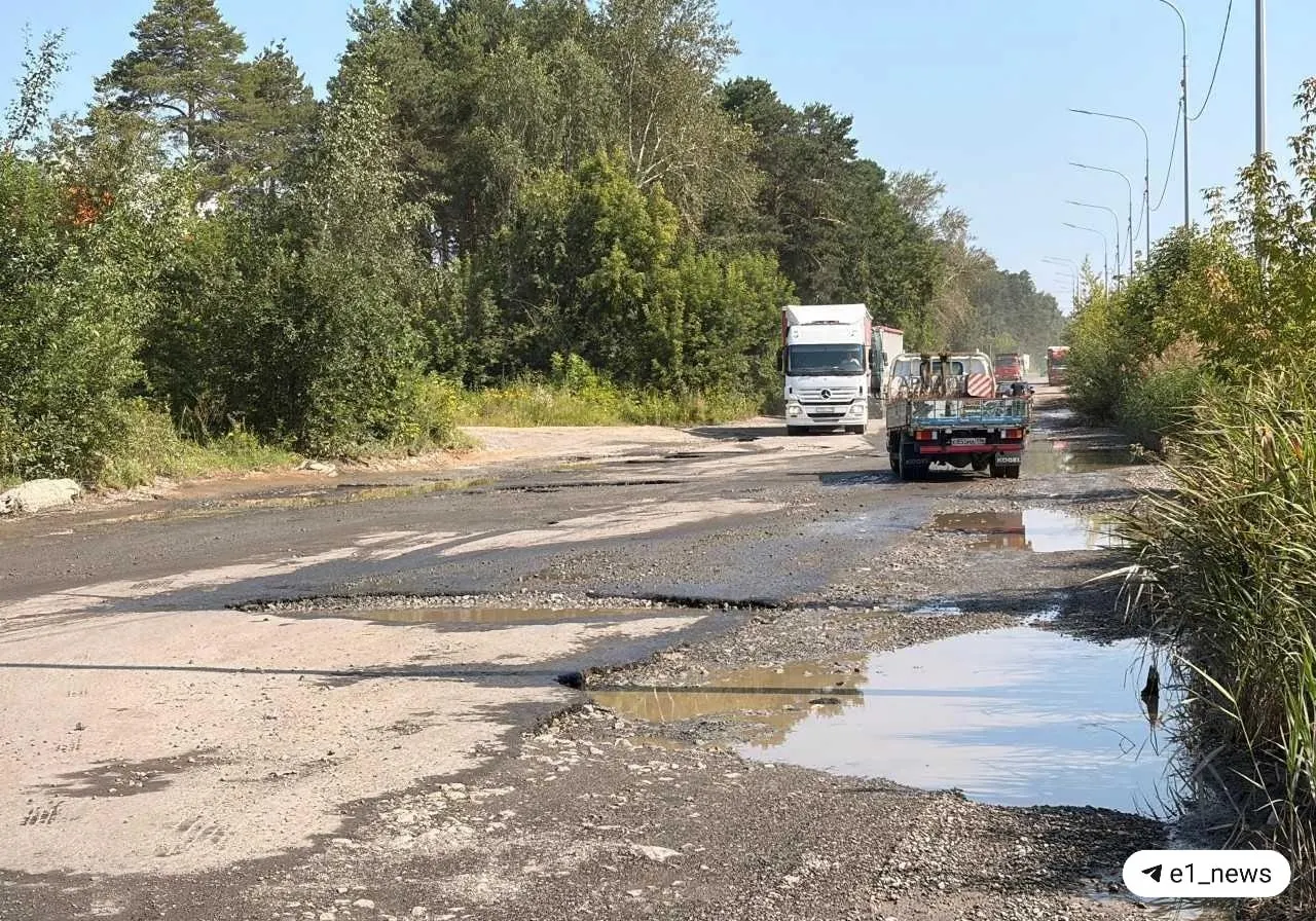 Жители Екатеринбурга говорят, что Промышленный проезд в районе Эльмаша после дождя превращается в озеро из‑за отсутствия ливнёвки; ямы и размытые участки мешают проезду и ходят автобусы.