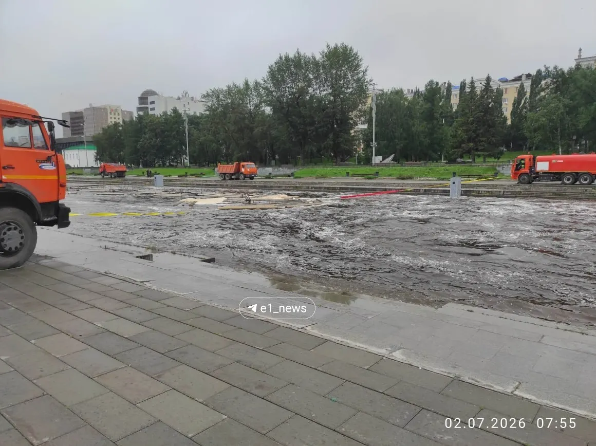 Из‑за сильного сброса воды после дождей у фонтана на Плотинке временно использовали пять самосвалов. В мэрии заявили, что с фонтаном всё в порядке.