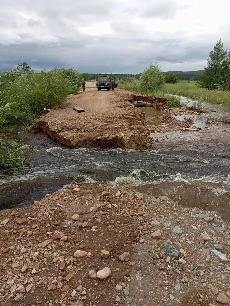 Река Ясута размыла грунтовую дорогу «Усугли — Кыкер»: сёла Кыкер, Акима и Тунгокочен отрезаны от районного центра Верх‑Усугли. Региональные власти признаны ответственными, но сильное течение мешает начать ремонт. Ранее в этих населённых пунктах сообщали о сборах в поддержку бойцов СВО.