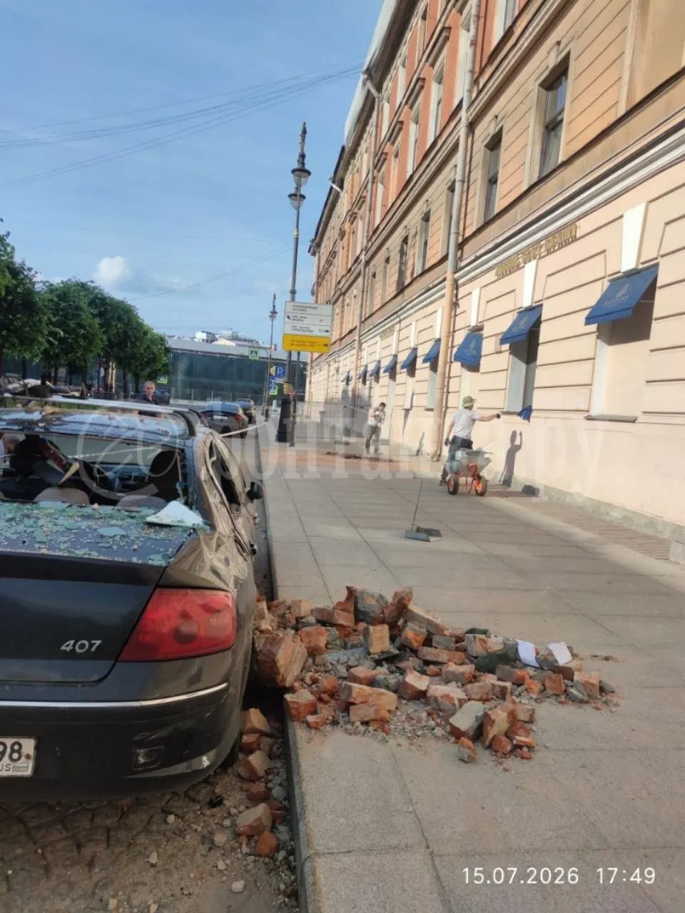 На Большой Конюшенной кирпичи с крыши повредили автомобиль. Очевидцы говорят, что ограждений до инцидента не было.